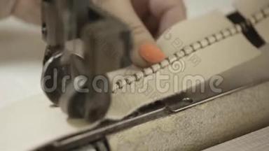工人在工厂用缝纫机在皮革材料上制造接缝。 关门